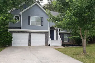 Image de Spacieuse Maison Cartersville qui peut accueillir jusqu'à 13 personnes et 12 min. à Lakepoint!