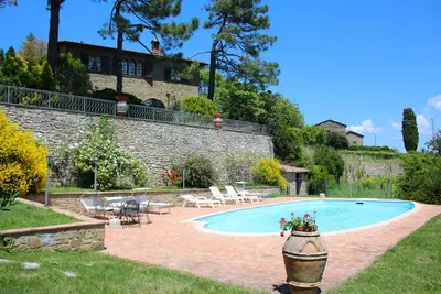 Image de Belle villa bénéficiant d’une superbe vue panoramique sur les vignobles et les oliveraies. Point de
