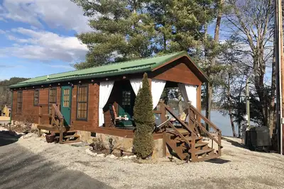 Image de Chalet confortable sur le lac James avec plage privée et quai