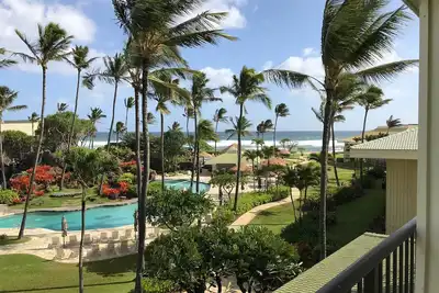 Chambre de luxe avec lit King Bd, vue sur l'océan / la piscine, tout dans la chambre est nouveau depuis 2018.