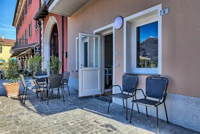 Image de grand studio avec terrasse et vue lac