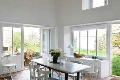 Image de Maison au Charme du Village avec Jardin et Wi-Fi - 2 Chambres, 2 Salles d'eau, Cheminée