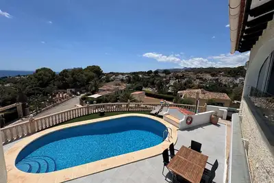 Image de Villa confortable directement sur le golf, vue sur la mer, piscine privée, inter