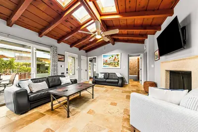 Image de Oceanfront House avec grand patio sur la plage!