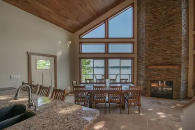 Incroyable et luxueux chalet de 7 chambres au bord du lac près des Great Smoky Mountains pour 18 personnes!