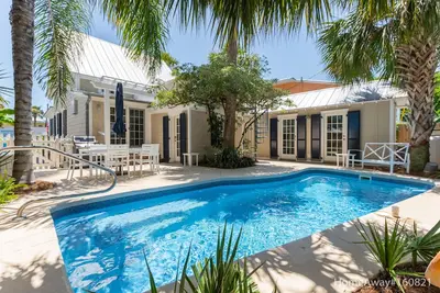 Image de Cottage avec piscine privée 2 pâtés de maisons de la plage