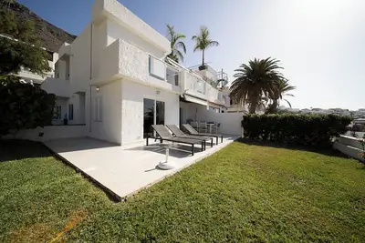 Image de 2 chambres à Los Gigantes avec grand jardin privé et terrasse avec vue sur la mer