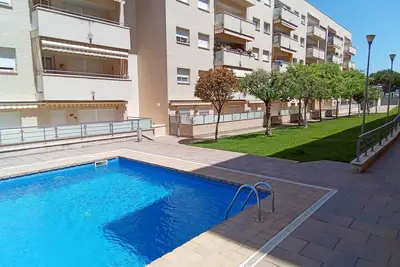 Appart. avec 4 piscines, très proche de la plage de Fenals, 6 pax, climatisation et wifi gratuit.