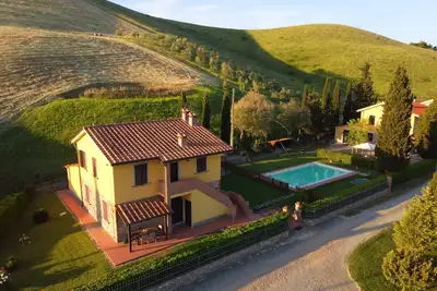 Image de Villa pour 8 personnes dans la campagne, prés de Volterra. Parfaite pour visiter la Toscane et la co