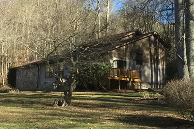 Image de Grande maison privée sur une superficie boisée