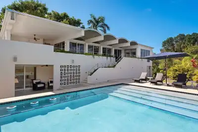 Image de Casa Barrilito: une maison moderne de location de luxe dans un quartier isolé