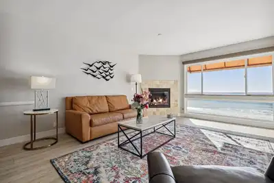 Image de Condo 3br en bord de mer à seulement 1 pâté de maisons du village de Carlsbad!