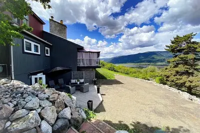 Image de Vue sur le parcours de golf, les montagnes et le lac Stepping Stones Retreat