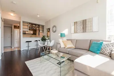 Mode Yaletown 1 Chambre + Den avec Parking (M1)