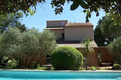Appartement L'Orée de l'Eure, Uzès. Jardin, grande piscine non partagée