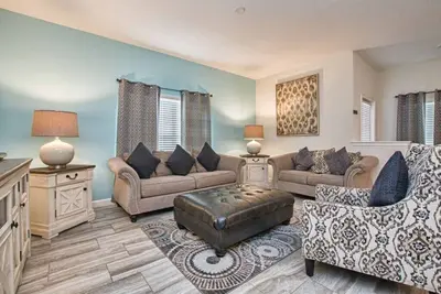 Image de Belle maison de ville 5 chambres, Gated Resort Community, deux suites Master, Wifi gratuit, piscine privée Splash!