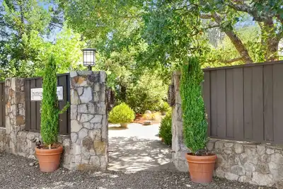 Image de Merveilleux, confortable, Cottage One one Brm minutes de Place Sonoma w / Patio privé