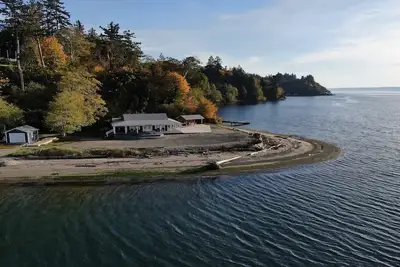 Image de \"Driftwood Island Retreat\" Vue spectaculaire, front de mer privé sur James Point.