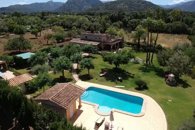 Image de Belle villa très calme avec piscine, grandes terrasses et un grand jardin.