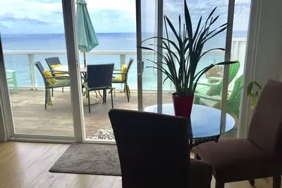 Image de Vue sur l'océan d'un million de dollars avec de l'eau blanche et des marches vers la plage