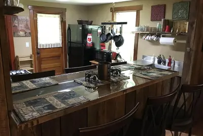 Image de Cozy Cabin 1 mile de 7 ressorts. Chauffage central et a / c.