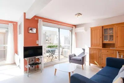 Image de Appartement T2 climatisé avec balcon, parking privé, 4 couchages, centre Narbonne-Plage, proche mer