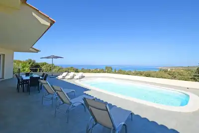 Image de Villa contemporaine classée, Clim-160m2, piscine, à 2 mn des plages & des commerces