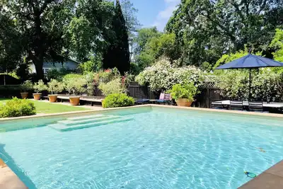 Image de Centre-ville Helena retraite avec piscine, pétanque et intimité. Permis n ° Pl19012