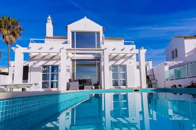 Image de plus directe. Vue sur la mer, piscine privée, 200 m z. Beach, 4 chambres, 4 Db pour 8 personnes.