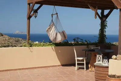 Image de Villa Panorama vue sur Mer et Montagnes avec piscine dans un cadre verdoyant.