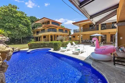 Image de 8 Br Private Party Complex Meilleur emplacement - Marchez vers Tout! Jusqu'à 200 $ de bonus