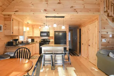 Image de Familiale Rustic Cabin Nouvellement rénové en butée contre la Lake State Park Blanc.