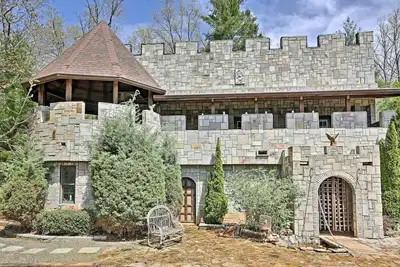 Image de Murphy «Castle of Joy» sur 11 acres avec bain à remous!