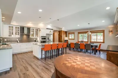 Image de Grande maison moderne avec terrain de pickleball privé