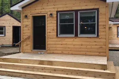 Image de Nouvelle cabane de pin dans les montagnes blanches Ă pied du lac blanc nouveau