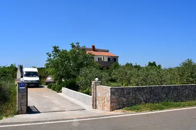 Image de Solta, l'île la plus proche de la ville de Split, passe des vacances remarquables