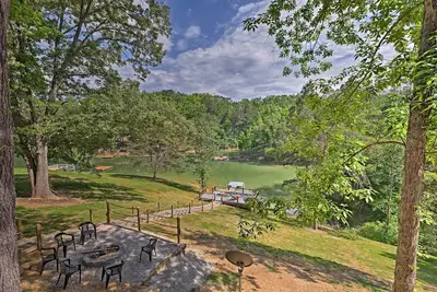 Image de Cabine du lac Douglas avec quai - à 30 minutes de Pigeon Forge!