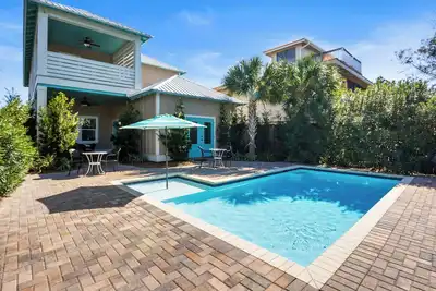 Image de New Luxury Beach Home, piscine privée, voiturette de golf gratuite pour 6 personnes! 3 minutes de la plage