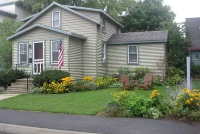 Image de Localement possédée maison du centre-ville: Nid de Bar Harbors Crows
