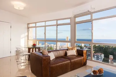 Image de Belle, moderne et spacieuse, chaque chambre offre une vue imprenable sur la mer.
