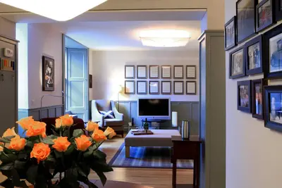 Image de Charmant appartement en plein centre ville - lumineux et ensoleillé avec cour privée