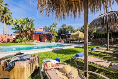 Image de Villa avec piscine privée et jardins