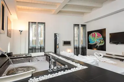 Image de Appartement de luxe avec jacuzzi bain à remous dans la chambre, mobilier design, situé dans le. . .