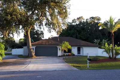 Image de Maison en Floride récemment rénovée et meublée avec piscine et spa