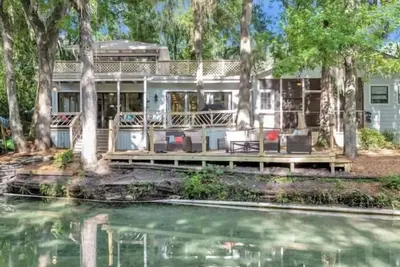 Image de Rainbow River Home avec île privée. Comprend les kayaks, table de billard!