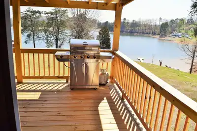 Image de L'avant du Lake House Lake / Dock privé / 12 personnes