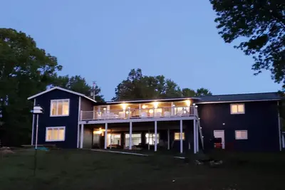 Image de Rénové True Lakefront 2019 - pente douce à l'eau - dort 18