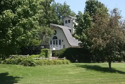 Image de Magnifique studio Barn & River Rock des années 1800 (300 $ - 1000 $ par nuit)