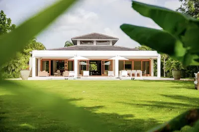 Image de Villa tropicale moderne avec personnel 5 étoiles et 1 voiture, à distance de marche de la plage