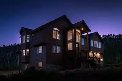 Image de Tout nouveau domaine de 7 chambres, pour 18 personnes, vue sur la montagne, National Forrest, bain à remous